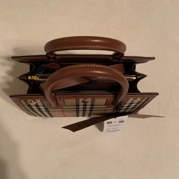 Medium size Burberry handbag - Picture 6 of 6